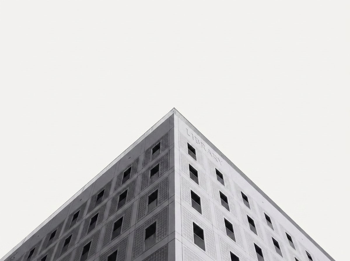 Fachada de edificio moderno, vista desde abajo